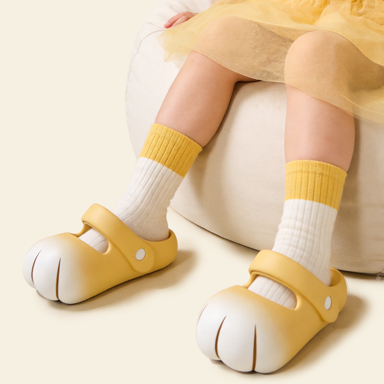 Sensori™ Cat Paw Splash Sandals